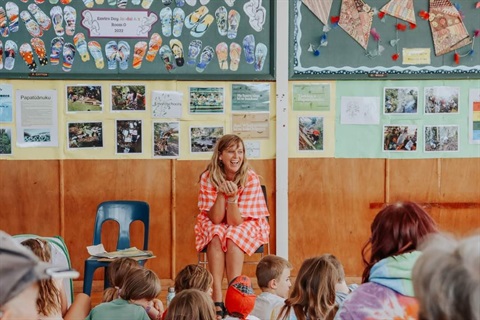 Erin Willson talking to a bunch of school children.